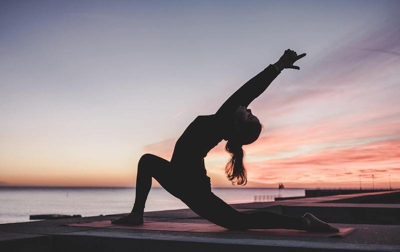 Frau übt sich in Yoga.