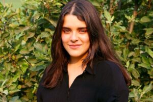 Attraktive Südamerikanerin mit schwarzen Haaren