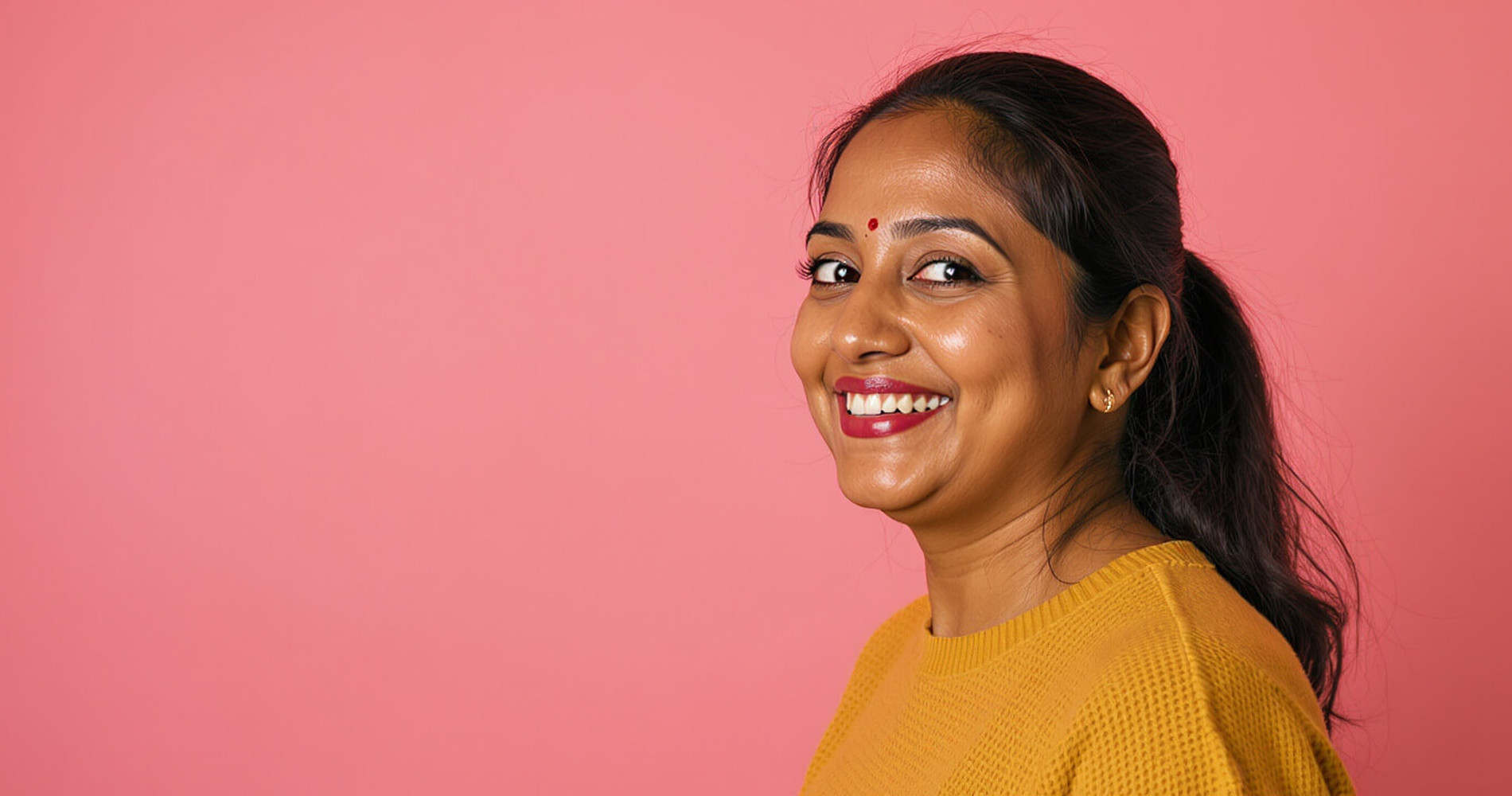 Selbstbewusste indische Frau lächelt im Tageslicht